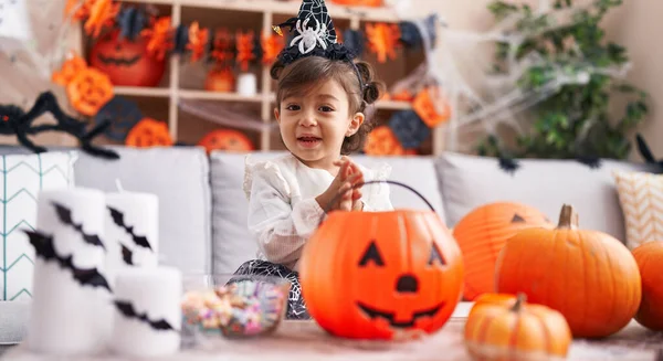 Schattige Latino Meisje Draagt Halloween Kostuum Klappen Handen Thuis — Stockfoto