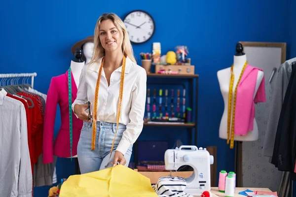 Young Blonde Woman Tailor Smiling Confident Cutting Cloth Tailor Shop — ストック写真