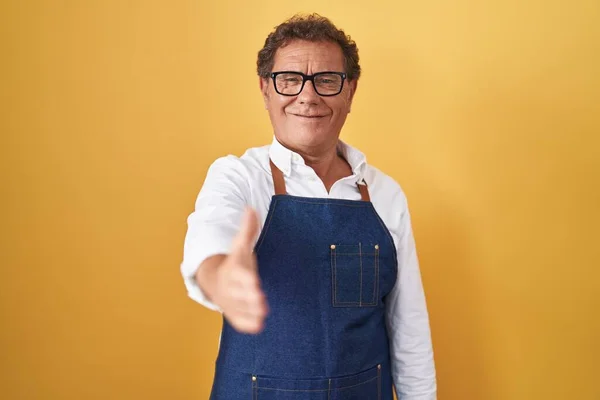 Orta Yaşlı Spanyol Bir Adam Profesyonel Aşçı Önlüğü Giyip Gülümseyerek — Stok fotoğraf