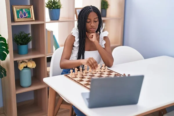 Afroamerikanerin Spielt Online Schachspiel Hause — Stockfoto