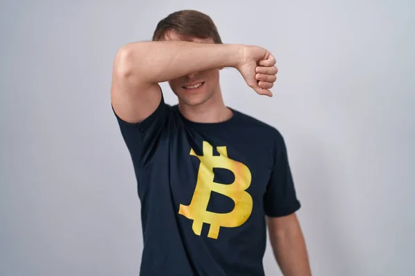Biały Blondyn Koszulce Bitcoinem Zakrywający Oczy Wesołym Zabawnym Ramieniem Ślepa — Zdjęcie stockowe