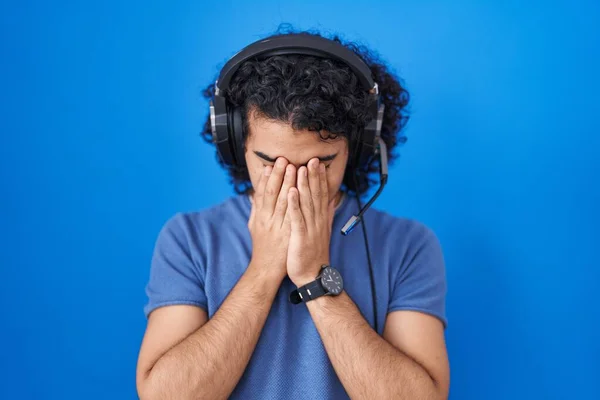 Spanyol Férfi Göndör Hajjal Zenét Hallgat Szomorú Arcú Fejhallgatóval Miközben — Stock Fotó