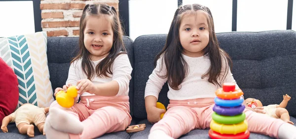 Schattige Tweeling Meisjes Spelen Met Hoepels Spel Houden Eend Speelgoed — Stockfoto