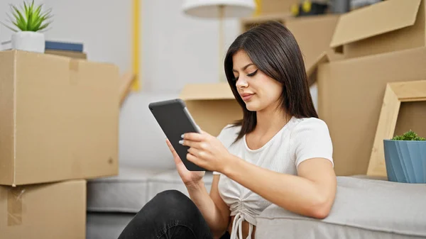 Jovem Caucasiana Usando Touchpad Sentado Chão Nova Casa — Fotografia de Stock