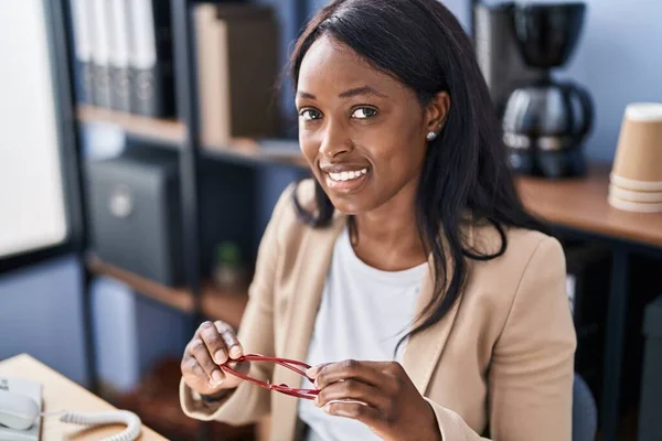 Young African American Woman Business Worker Holding Glasses Working Office —  Fotos de Stock