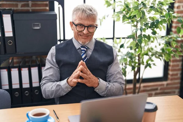 オフィスでビデオ通話をしている中年の白髪の男のビジネスワーカー — ストック写真