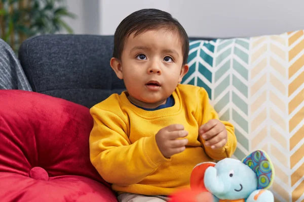 Kanepede Oturan Sevimli Spanyol Çocuk Evde Fil Oyuncağı Tutuyor — Stok fotoğraf