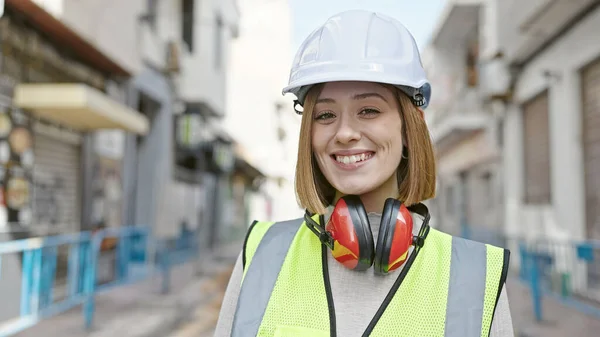 Νεαρή Ξανθιά Γυναίκα Αρχιτέκτονας Χαμογελά Αυτοπεποίθηση Στέκεται Στο Δρόμο — Φωτογραφία Αρχείου