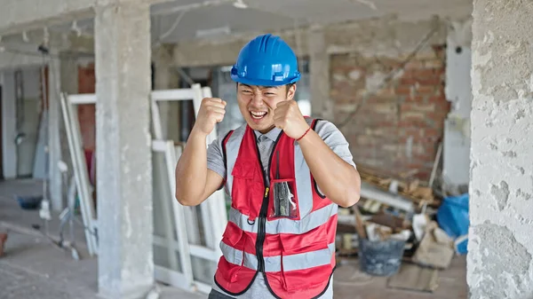 Construtor Sorrindo Com Expressão Vencedora Canteiro Obras — Fotografia de Stock