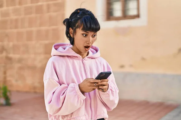 Junge Frau Benutzt Smartphone Mit Überraschtem Gesichtsausdruck Auf Der Straße — Stockfoto