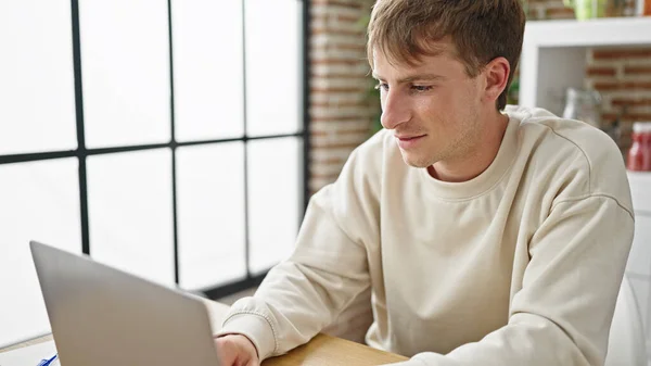 Młody Biały Człowiek Pomocą Laptop Siedzi Stole Jadalnia — Zdjęcie stockowe
