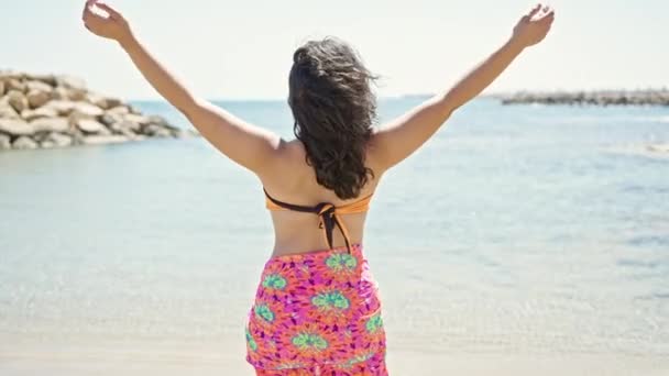 Fiatal Gyönyörű Spanyol Turista Mosolyog Magabiztos Visel Bikini Strandon — Stock videók