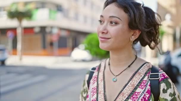 Νεαρή Όμορφη Ισπανόφωνη Γυναίκα Χαμογελά Αυτοπεποίθηση Στέκεται Στο Δρόμο — Αρχείο Βίντεο