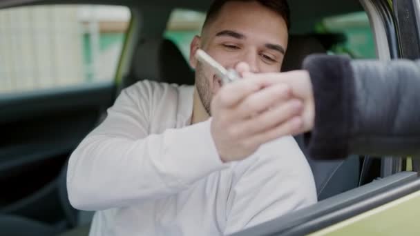 Jovem Hispânico Homem Sorrindo Confiante Receivin Chave Carro Novo Rua — Vídeo de Stock