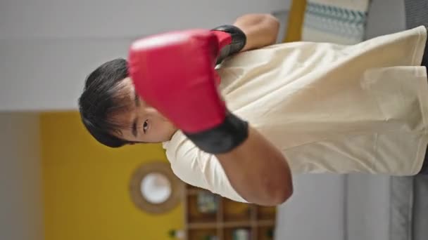 アジア人男性ボクシング家で — ストック動画