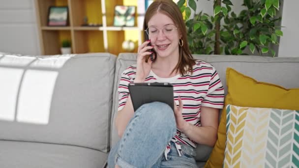 Jovem Loira Falando Smartphone Usando Touchpad Casa — Vídeo de Stock
