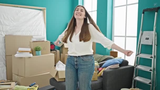 Mladá Krásná Hispánka Usměvavá Sebevědomě Stojící Vítězným Výrazem Novém Domově — Stock video