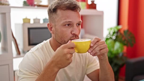 Jonge Man Die Koffie Drinkt Zittend Tafel Eetkamer — Stockvideo