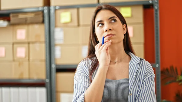 Young Beautiful Hispanic Woman Ecommerce Business Worker Standing Doubt Expression — Stock Photo, Image