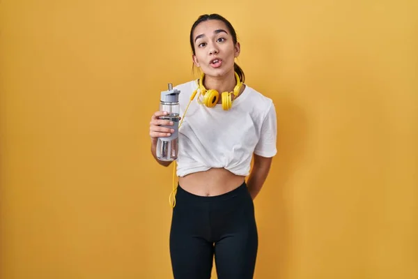 Ung Sydasiatisk Kvinna Bär Sportkläder Dricksvatten Gör Fisk Ansikte Med — Stockfoto