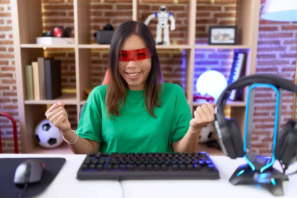 Mujer China Mediana Edad Con Gafas Realidad Virtual Muy Feliz — Foto de Stock