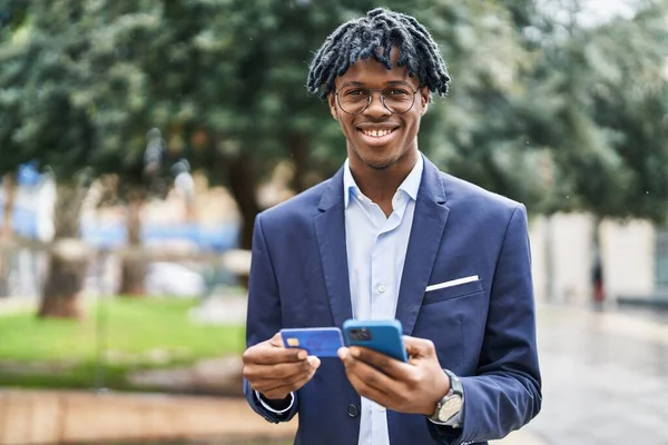 Afrikansk Amerikansk Man Verkställande Med Hjälp Smartphone Och Kreditkort Parken — Stockfoto