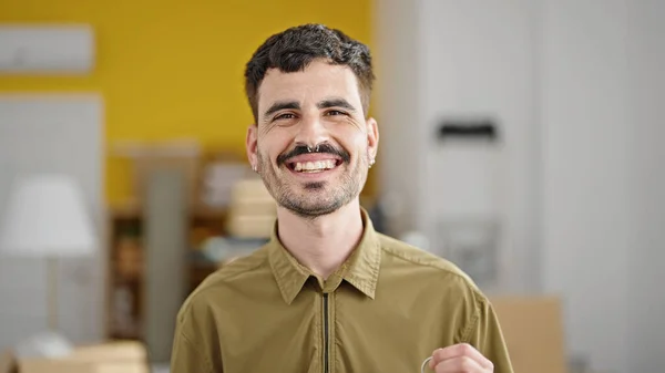 Νεαρός Ισπανός Άνδρας Χαμογελά Αυτοπεποίθηση Στέκεται Στο Νέο Σπίτι — Φωτογραφία Αρχείου