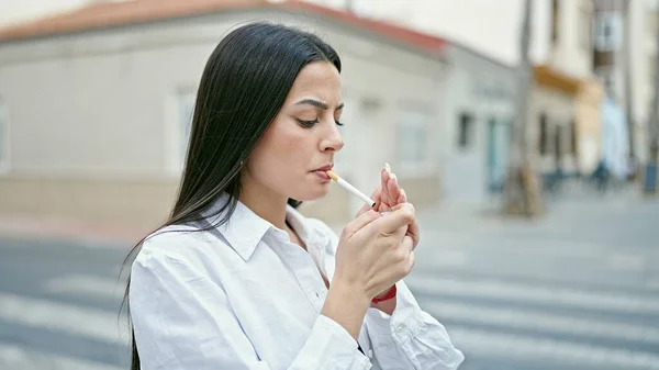 Sokakta Sigara Içen Genç Güzel Spanyol Kadın — Stok fotoğraf