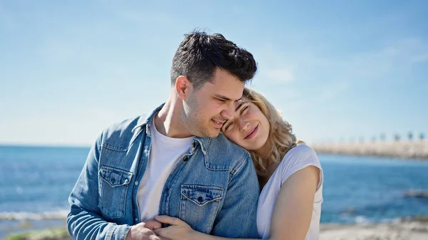 Hombre Mujer Pareja Sonriendo Confiado Abrazándose Unos Otros Playa —  Fotos de Stock