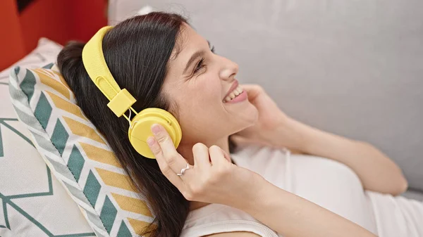 Ung Vacker Latinamerikansk Kvinna Lyssnar Musik Som Ligger Soffan Hemma — Stockfoto