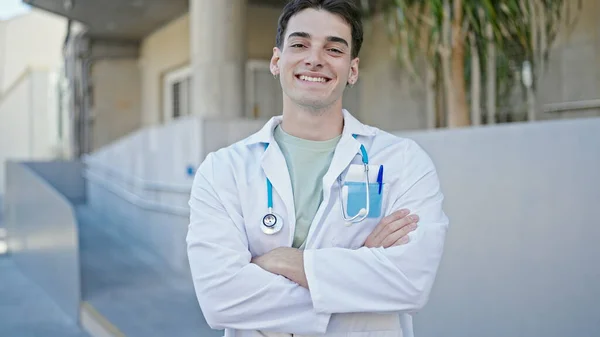 Genç Spanyol Doktor Gülümseyerek Hastanede Kollarını Kavuşturup Duruyor — Stok fotoğraf
