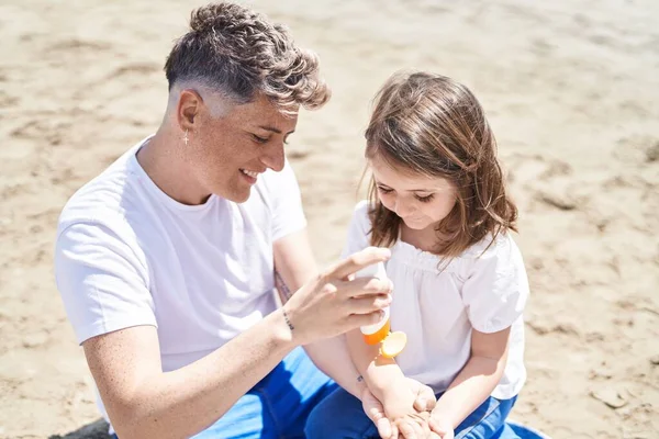 Father Daughter Applying Sunscreen Sitting Sand Beach — Stock Photo, Image