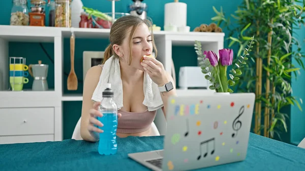 Junge Blonde Frau Sportkleidung Mit Laptop Isst Apfel Esszimmer — Stockfoto