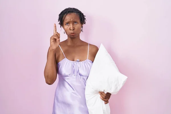 Afrikaanse Vrouw Met Dreadlocks Dragen Pyjama Knuffelen Kussen Wijzen Omhoog — Stockfoto