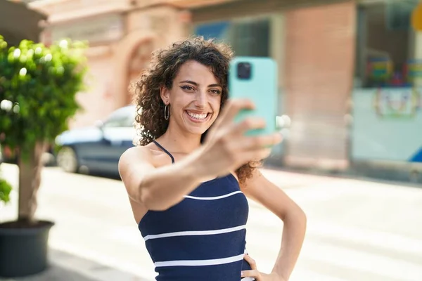 Jovem Bela Mulher Hispânica Sorrindo Confiante Fazendo Selfie Pelo Smartphone — Fotografia de Stock