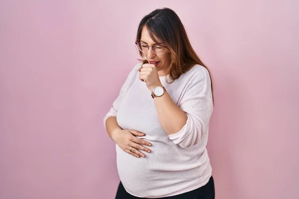 Zwangere Vrouw Staan Roze Achtergrond Gevoel Onwel Hoesten Als Symptoom — Stockfoto