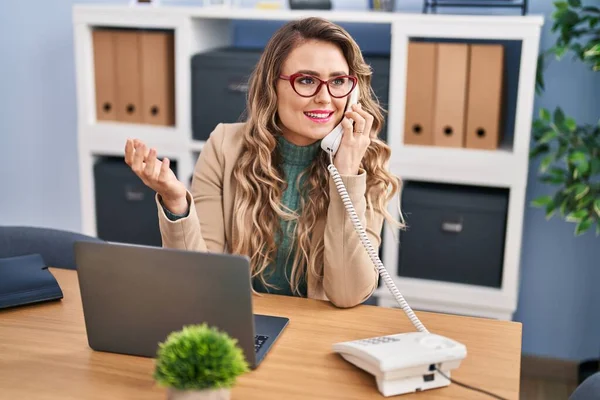 Young Woman Business Worker Talking Telephone Office — Stockfoto