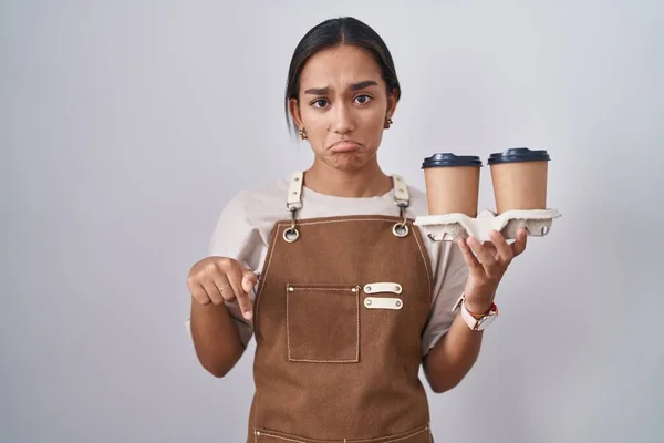 Genç Spanyol Kadın Profesyonel Garson Önlüğü Giymiş Elinde Kahve Var — Stok fotoğraf