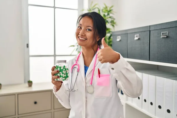 Young Asian Doctor Woman Holding Pills Smiling Happy Positive Thumb — Stock Photo, Image