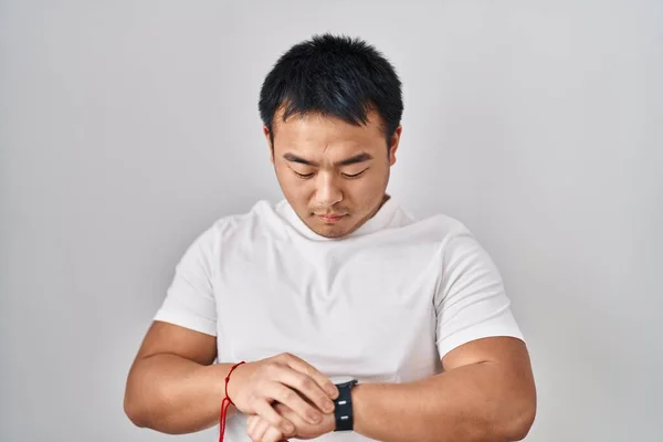 Jovem Chinês Sobre Fundo Branco Verificando Tempo Relógio Pulso Relaxado — Fotografia de Stock
