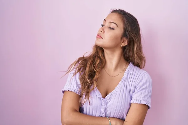 Young Hispanic Woman Standing Pink Background Looking Side Arms Crossed — 图库照片
