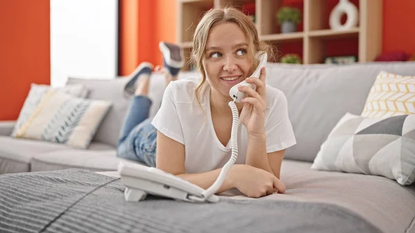 Mladá Blondýnka Mluví Telefonu Ležící Pohovce Doma — Stock fotografie