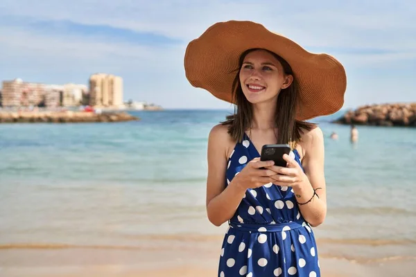 Giovane Donna Bionda Turista Indossa Cappello Estivo Utilizzando Smartphone Spiaggia — Foto Stock