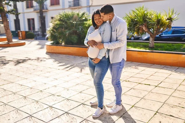 Genç Latin Çift Bebek Bekliyor Birbirlerine Sarılıyorlar Parkta Öpüşüyorlar — Stok fotoğraf