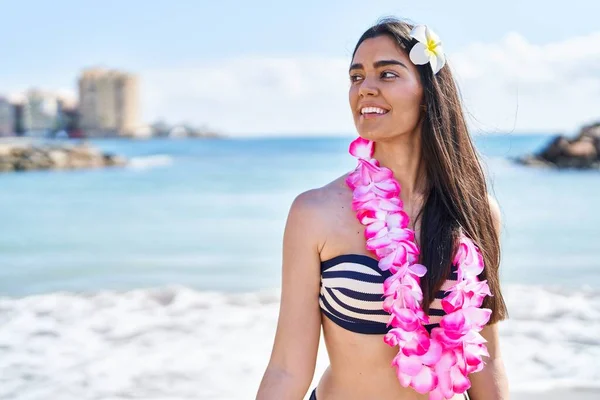 Kumsalda Bikini Giyen Genç Esmer Kadın Yan Yan Bakıyor Rahat — Stok fotoğraf
