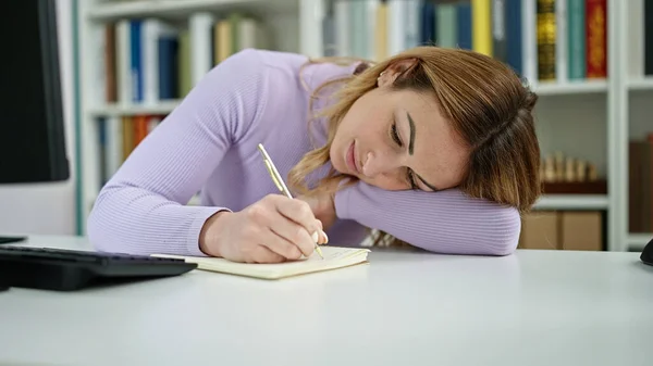 Junge Schöne Hispanische Studentin Schreibt Müde Notizen Der Bibliothek Universität — Stockfoto