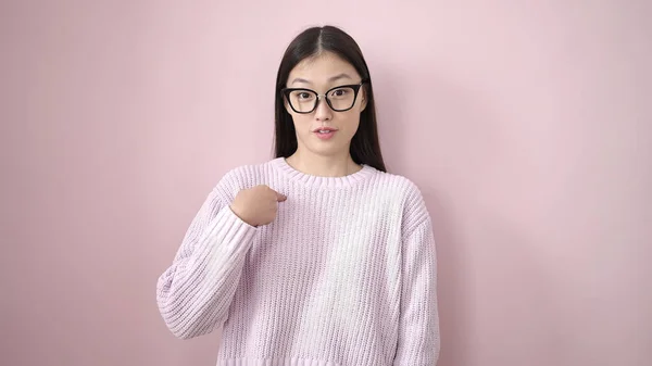 年轻的中国女人自信地微笑着 用手指指指着自己 而不是孤立的粉色背景 — 图库照片