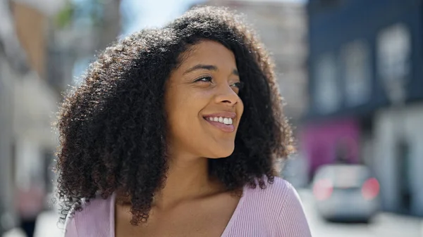 African American Woman Smiling Confident Looking Side Street — 图库照片
