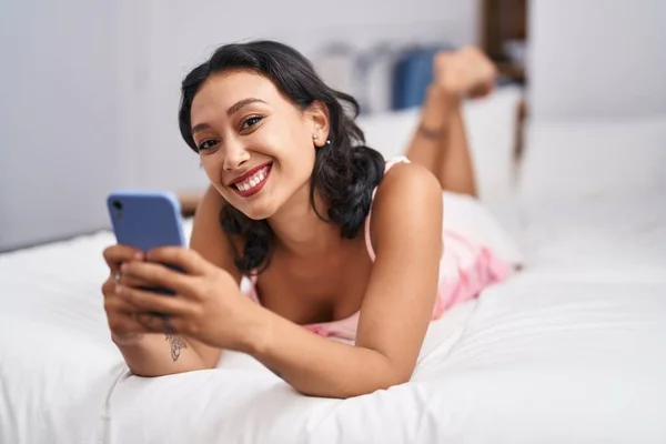 Молодая Красивая Латиноамериканка Помощью Смартфона Лежит Кровати Спальне — стоковое фото