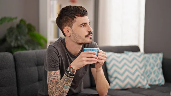 Genç Spanyol Adam Evdeki Kanepede Kahve Içiyor — Stok fotoğraf